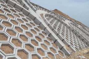 青島銀川高速公路護(hù)坡模具生態(tài)護(hù)坡案例